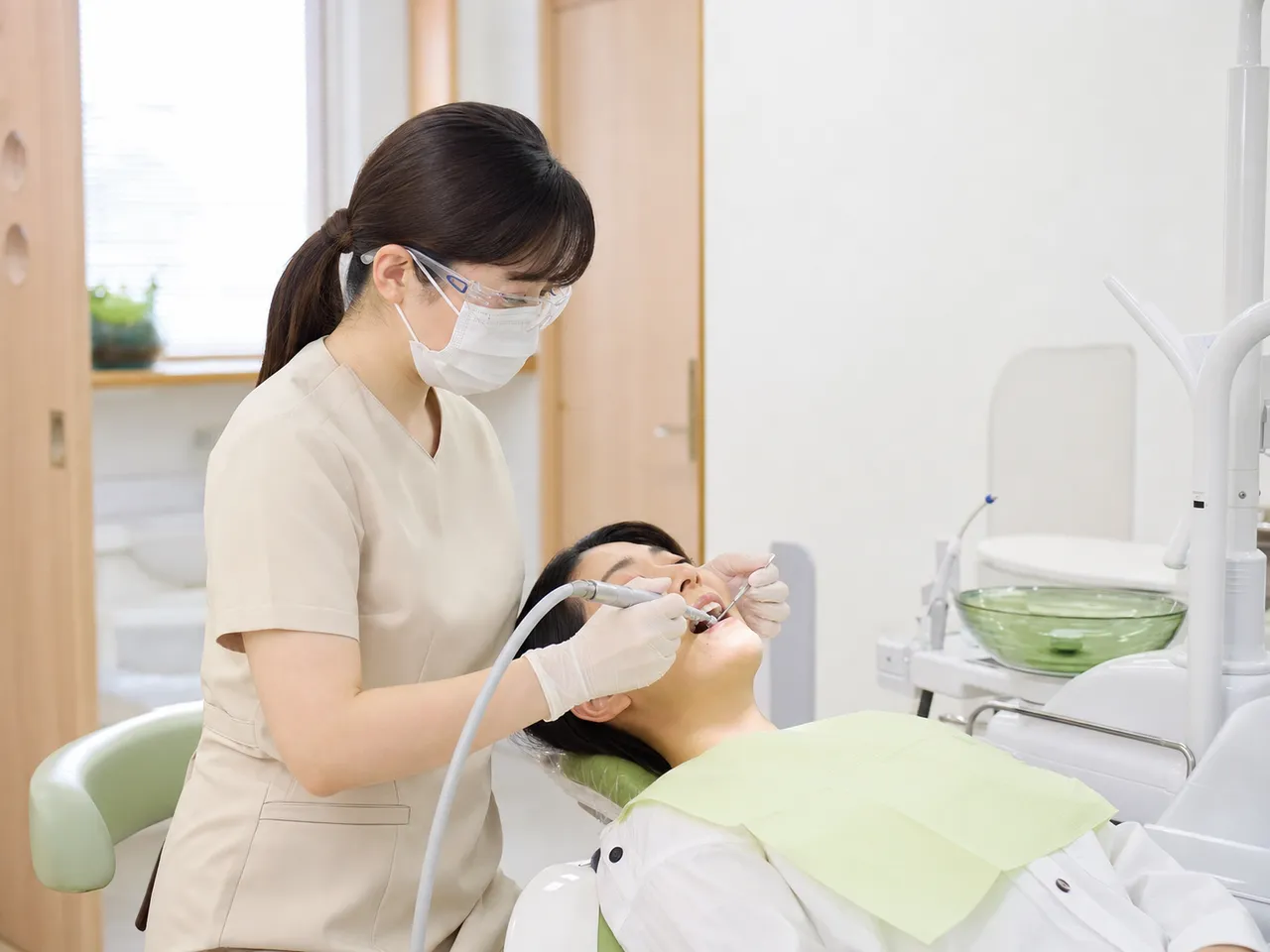 担当衛生士による施術の様子(AI生成イメージ)